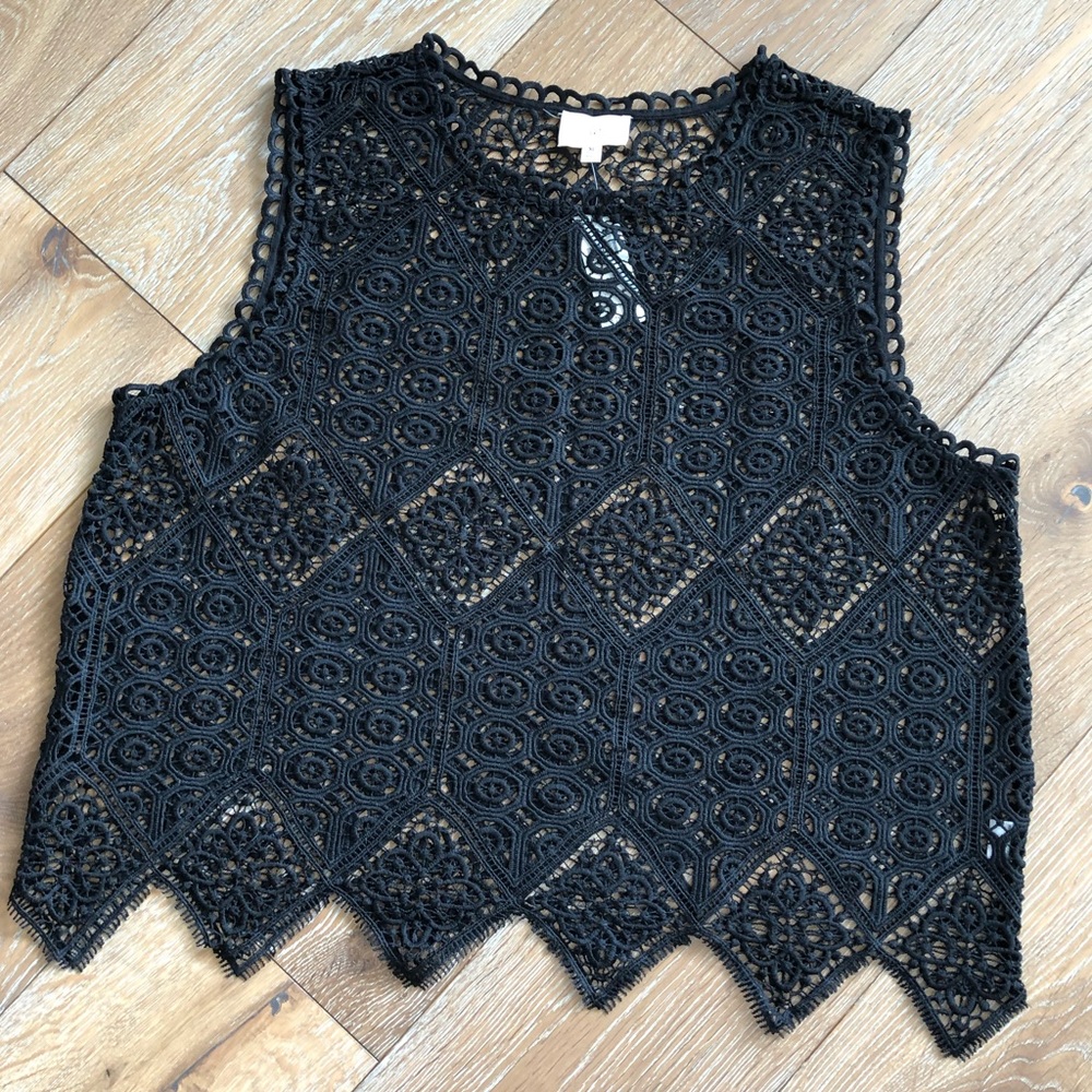 Deletta Lace style shell (NWT)
